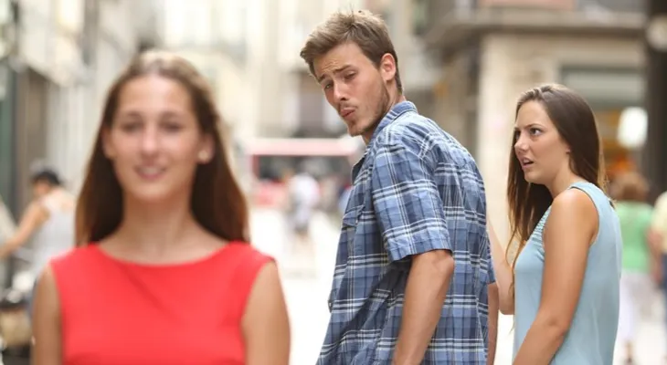 El popular meme del "novio distraído" cae bajo la mira de las autoridades
