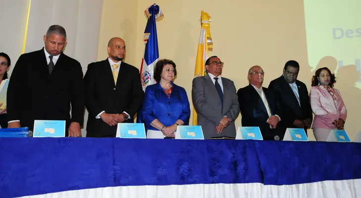Minerd reconoce 18 familias ejemplares 2015