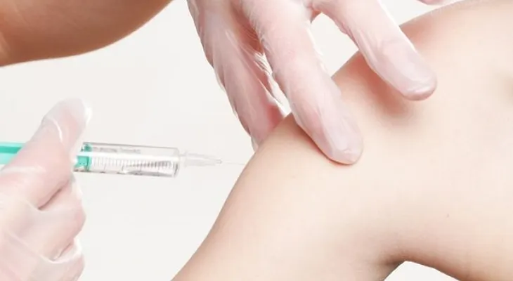 Joven antivacunas contrae la varicela en Estados Unidos