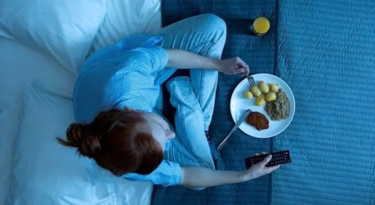 Explican el peligro para la salud de cenar tarde y no desayunar (Video)