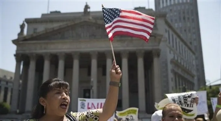 Hispanos  en NY protestan decisión de Corte Suprema sobre deportación