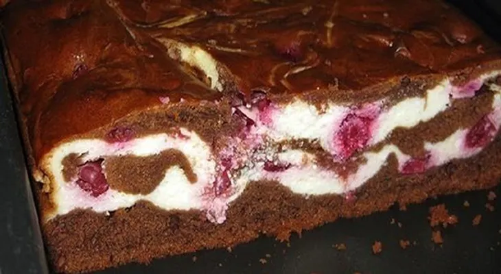 Postre tradicional: Brownie con crema de queso y cereza