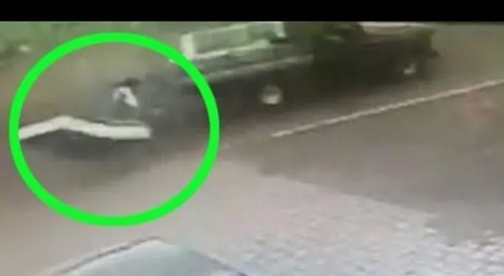 INCREIBLE: Carro choca a un ciclista y le 'deja' un colchón para que aterrice