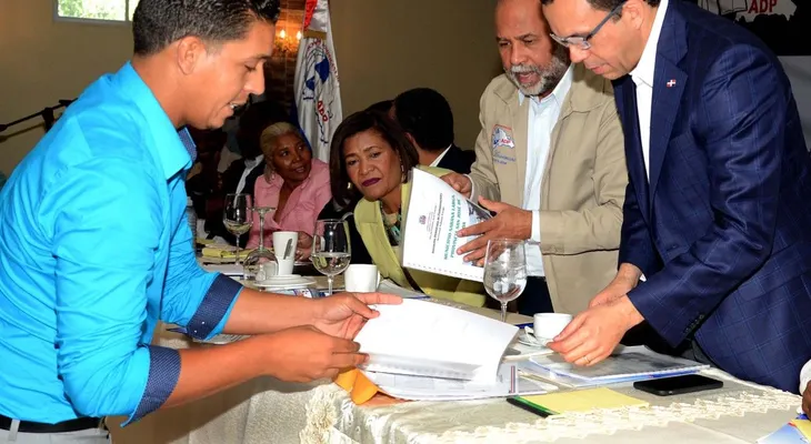 Ministro de Educación se reúne con dirigencia ADP en el sur