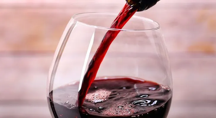 Una copa de vino en la cena puede ser el secreto para vivir 90 años