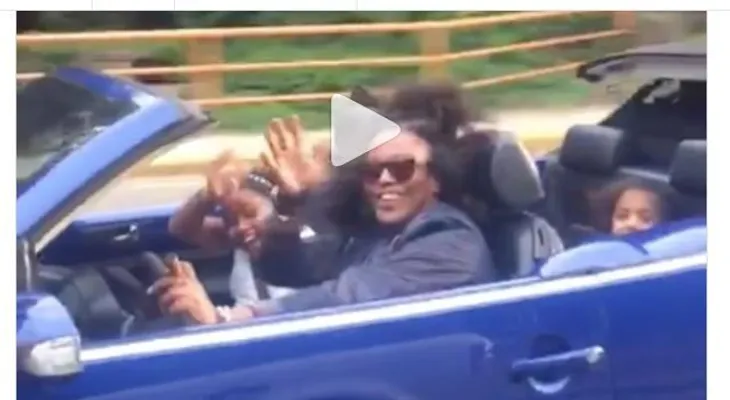 Sergio Vargas dando vuelta en un cepillo; toda una celebridad