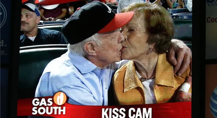 El amor no importa la edad y condición socia; Jimmy Carter y su esposa se besan durante partido de béisbol