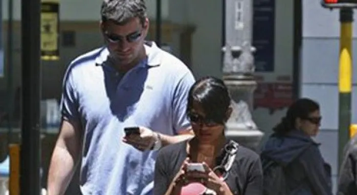 Prohibirán personas usar celulares mientras caminan 