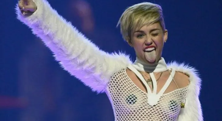 Miley Cyrus fumó marihuana durante concierto en Miami