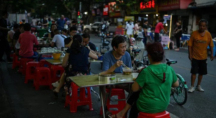Por temor a escasez de alimentos por el coronavirus, China ordena servir dos platos menos de comida