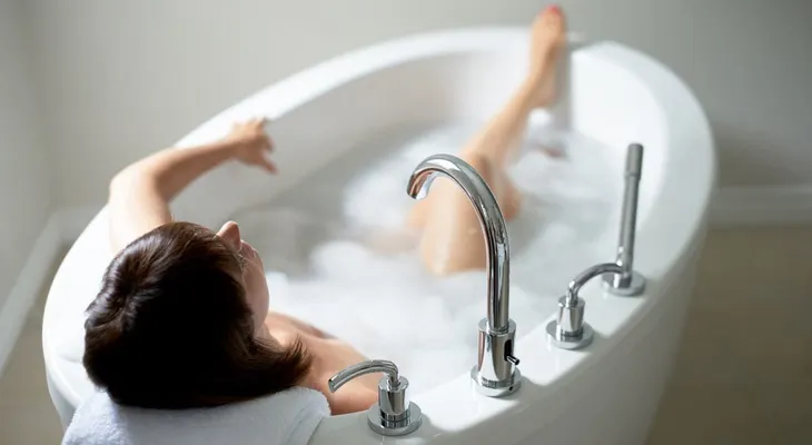 Lo que no te habían dicho sobre los beneficios ocultos de tomar un baño de agua caliente
