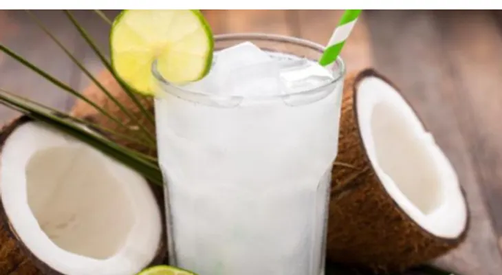 Agua de coco y limón: apoyo natural para el hígado