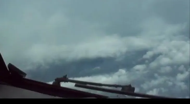 Un avión mete su cámara en el ojo del demoledor huracán Patricia (VIDEO)