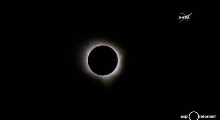 El eclipse solar total cautiva a miles en el sudeste asiático