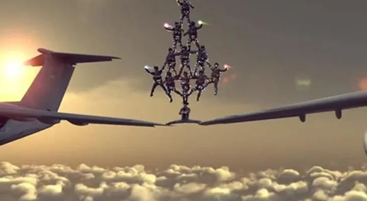 Video: Chuck Norris 'deja pequeña' la espectacular acrobacia de Van Damme