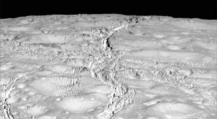 Las extrañas grietas en una luna de Saturno desconciertan a los cientificos