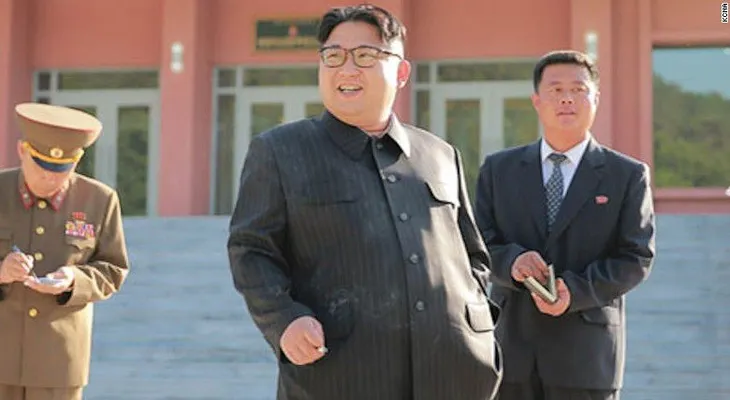 Pillan a Kim Jong Un fumando... en medio de una campaña antitabaco