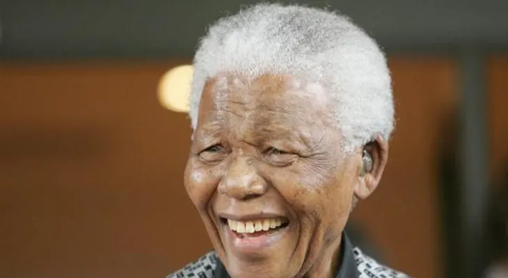 Mandela sale del hospital, pero seguirá bajo cuidados intensivos en su casa