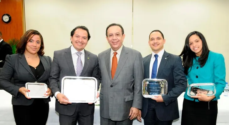Banco Central entrega premios a ganadores Concurso de Economía 2015