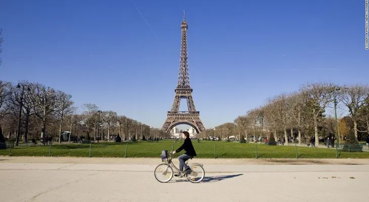 Policía francesa busca a tres personas que querían escalar la torre Eiffel