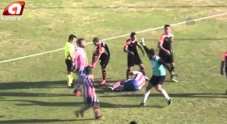Un futbolista le propina una brutal patada en la cara a un rival en Turquía (VIDEO)
