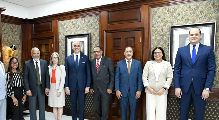 Estudiantes de secundaria dominicanos recibirán carné de aprendizaje para conducir a partir de 2026-2027