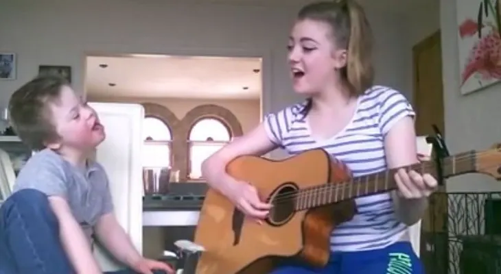 Video de una joven y su hermanito con síndrome de Down conmueve en Facebook