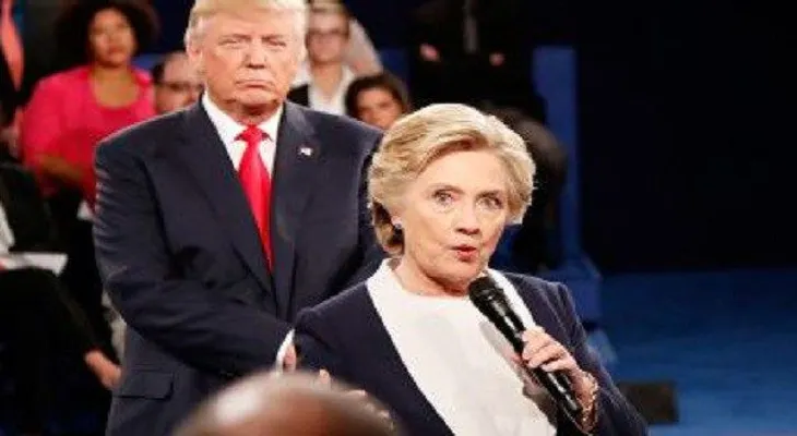 Donald Trump detrás de Hillary Clinton: la foto que se vuelve viral 