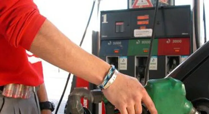 El Ministerio de Industria y Comercio rebaja 2.40 y 2.50 pesos a las gasolinas