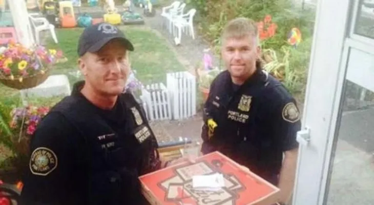 Dos policías reparten pizza para ayudar a herido 