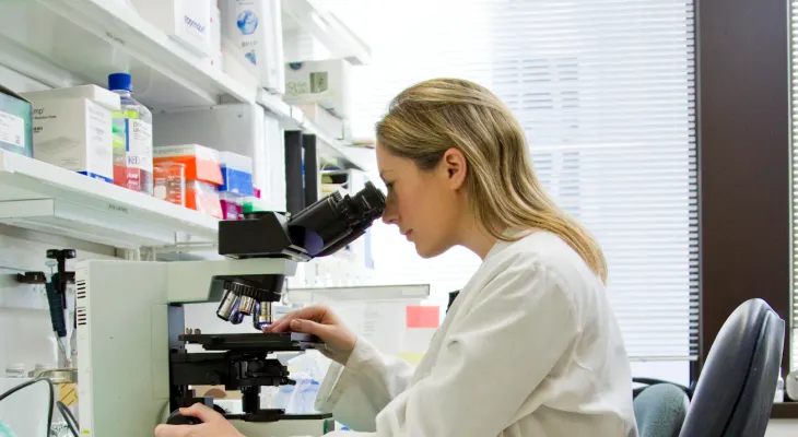 Nueva terapia reduce progresión del cáncer de próstata metastásico