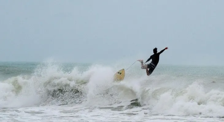 Matthew se debilita a categoría 3 cerca de la costa de Florida 