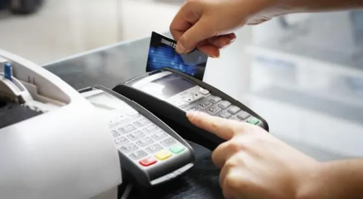 Empresa mejora microchip de sus tarjetas de crédito 