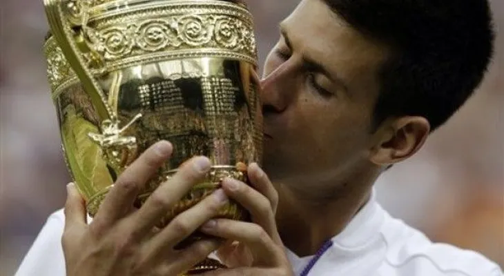Djokovic logra 3er título en Wimbledon al vencer a Federer 