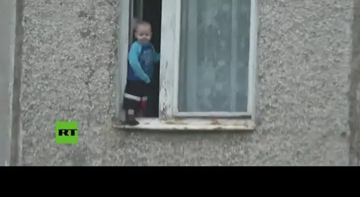 Polémica por caso de niño juega en ventana de un piso octavo (VIDEO)