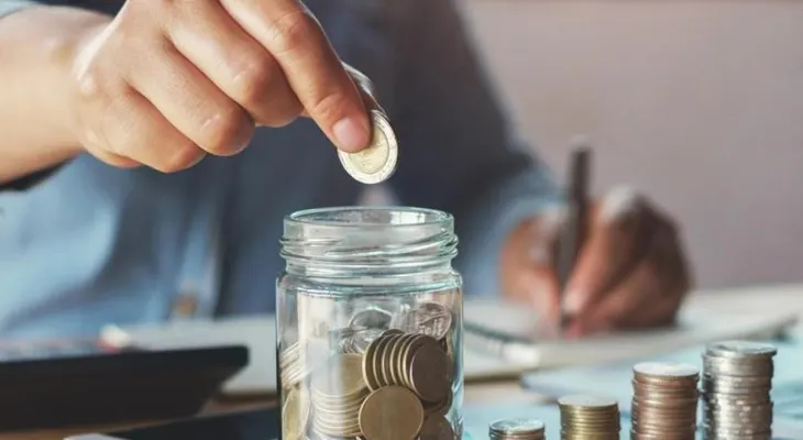 Cómo crear un fondo de emergencia con ingresos limitados, según una experta en finanzas