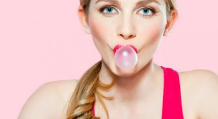 Estas son las consecuencias de masticar chicle