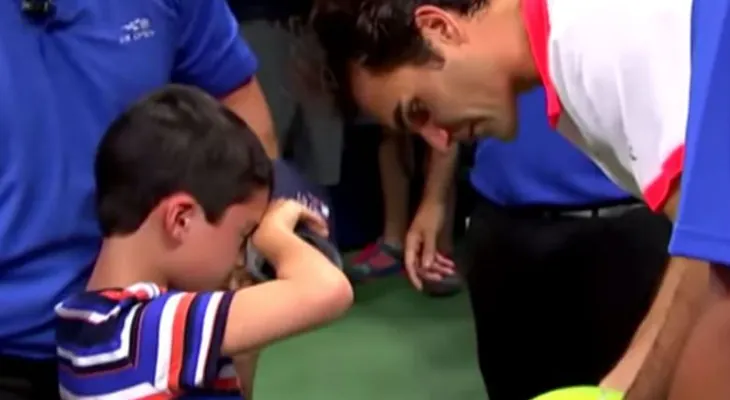 Federer rescata a un niño de ser aplastado por una multitud de fanáticos