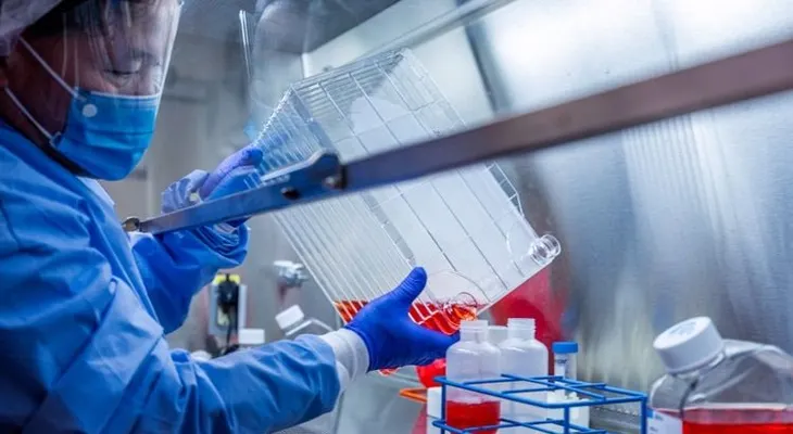 Administran primeras inyecciones contra el coronavirus, con una velocidad récord