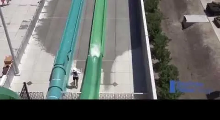 Un niño sufre un terrible golpe en un tobogán de agua y su  familia demanda  el parque