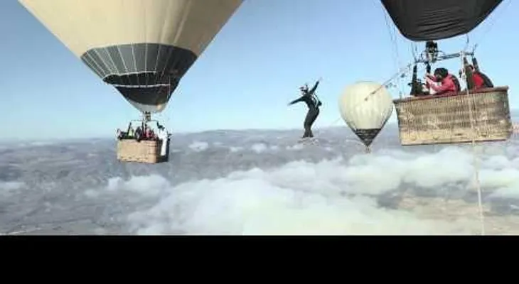 Increíble video de deportistas que caminan sobre una cuerda floja? ¡entre globos aerostáticos!