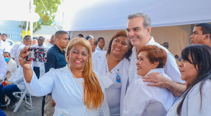 Presidente Abinader califica como "ejemplos en el mundo" a empleados del sector salud