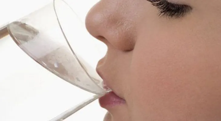 8 señales de tu cuerpo cuando no estás bebiendo suficiente agua
