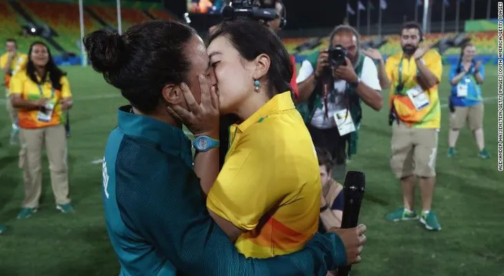 El amor gana: jugadora de rugby acepta petición de matrimonio en el terreno de juego