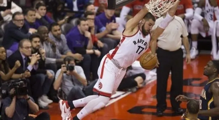 Valanciunas anota 23 y Raptors ganan al fin en playoffs