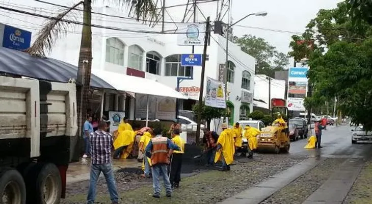 Obras Públicas limpia alcantarillas para evitar inundaciones