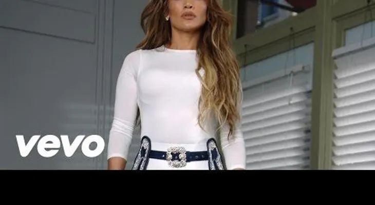 Jennifer López luce su figura en bikini (VIDEO)