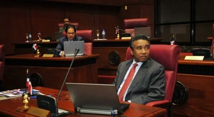Félix Bautista somete al director y propietario de la Z-101 por difamación