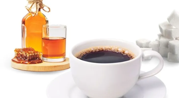 Endulzar el café con un poquito de miel para iniciar el día