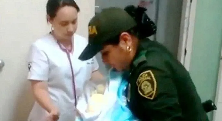 Colombia: una policía amamanta a una bebe abandonado para salvarle la vida
